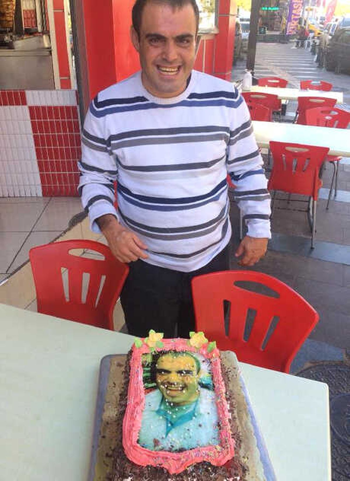 Engelli Hüseyin\'e, Esnaftan Caddede Doğum Günü Sürprizi