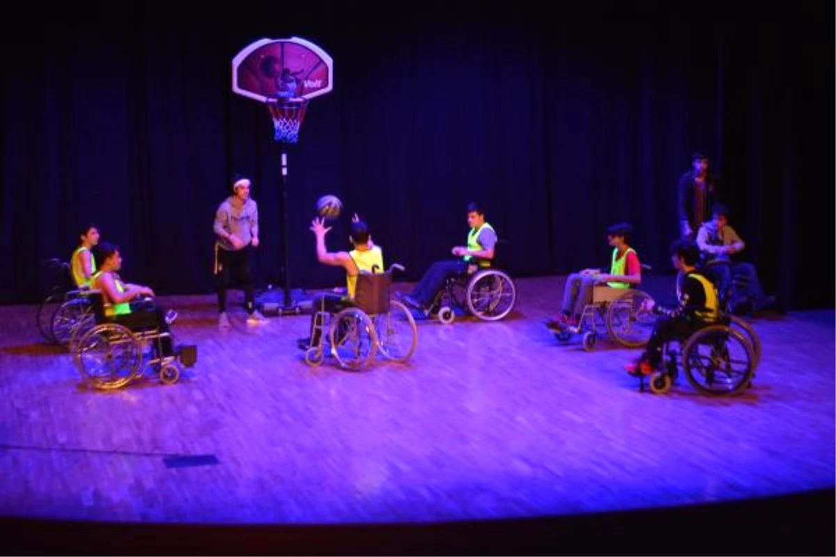 Engelliler Gününde "Umudun Hikayesi" Adlı Tiyatro İlgi Gördü