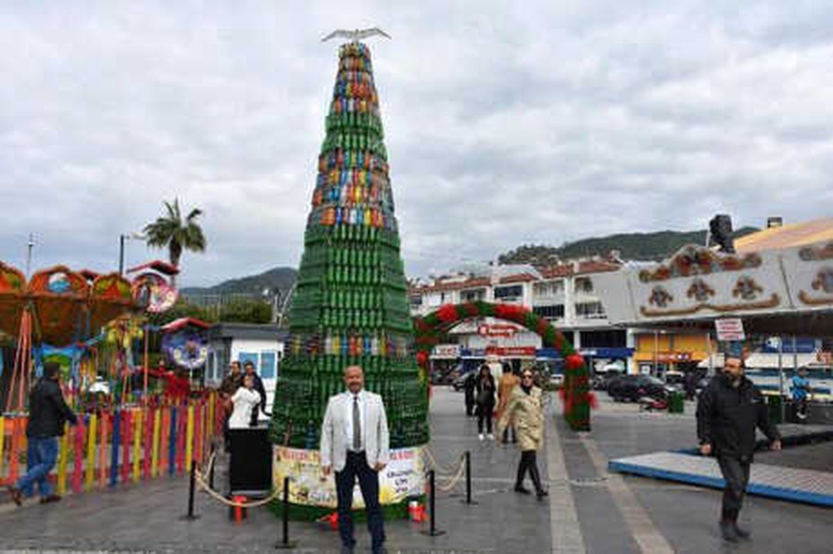 Farkındalık İçin Atık Malzemelerle Noel Ağacı Yaptılar