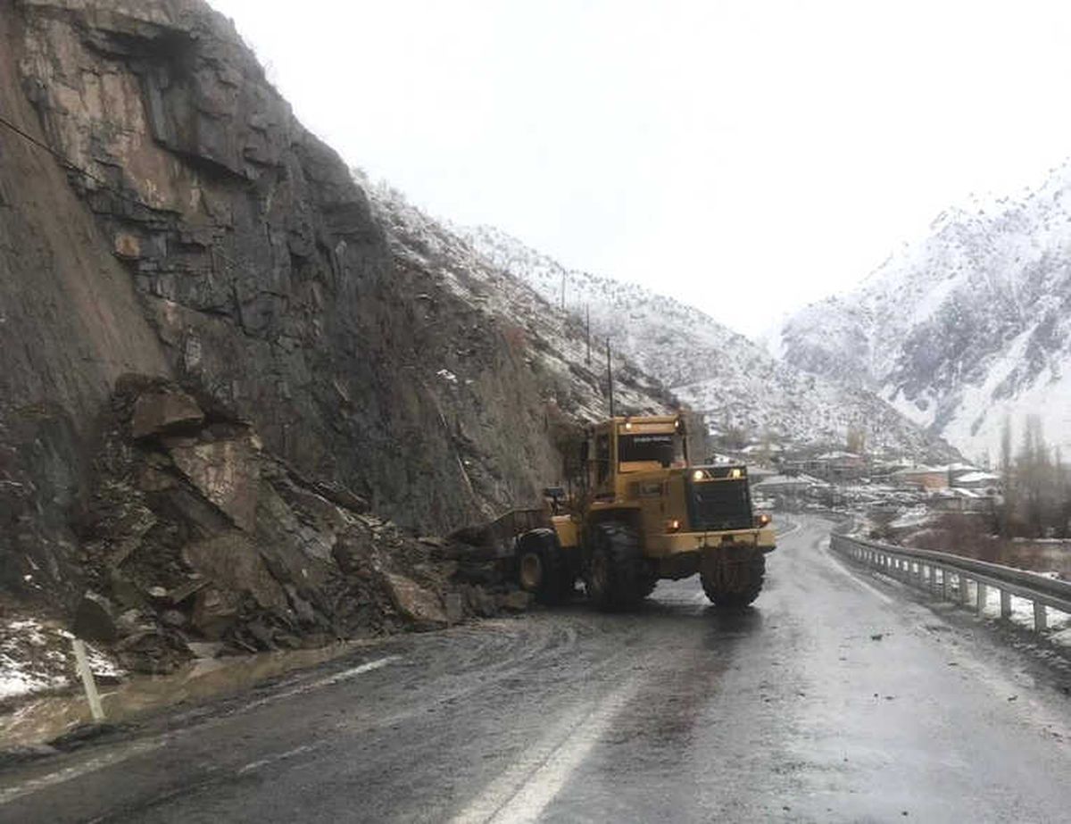 Hakkari-Van Karayoluna Düşen Kayalar Temizlendi