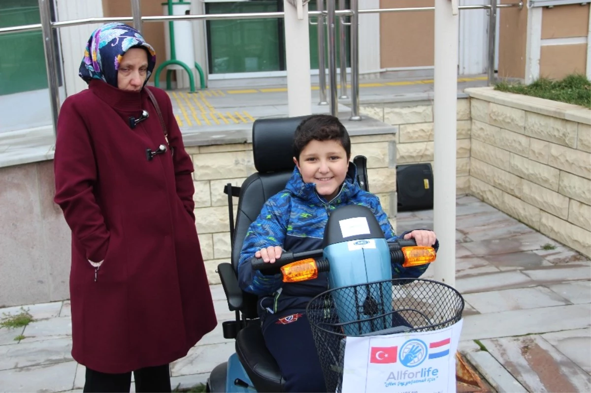 Hollanda\'daki Türkler\'den Engellilere Yardım Eli