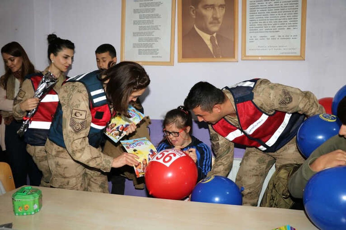 Jandarmadan Engelli Çocuklara Anlamlı Ziyaret