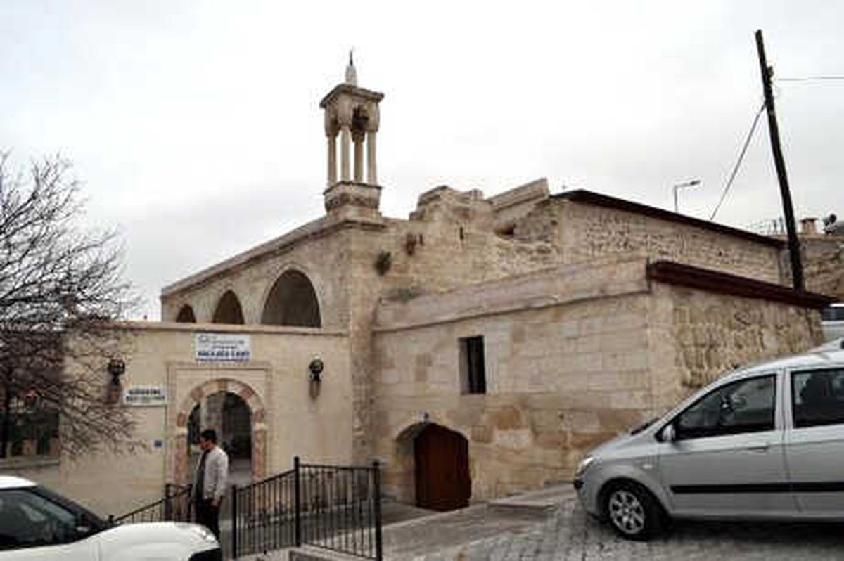 Kapadokya\'da Kayadan Oyma Camilerde İbadet