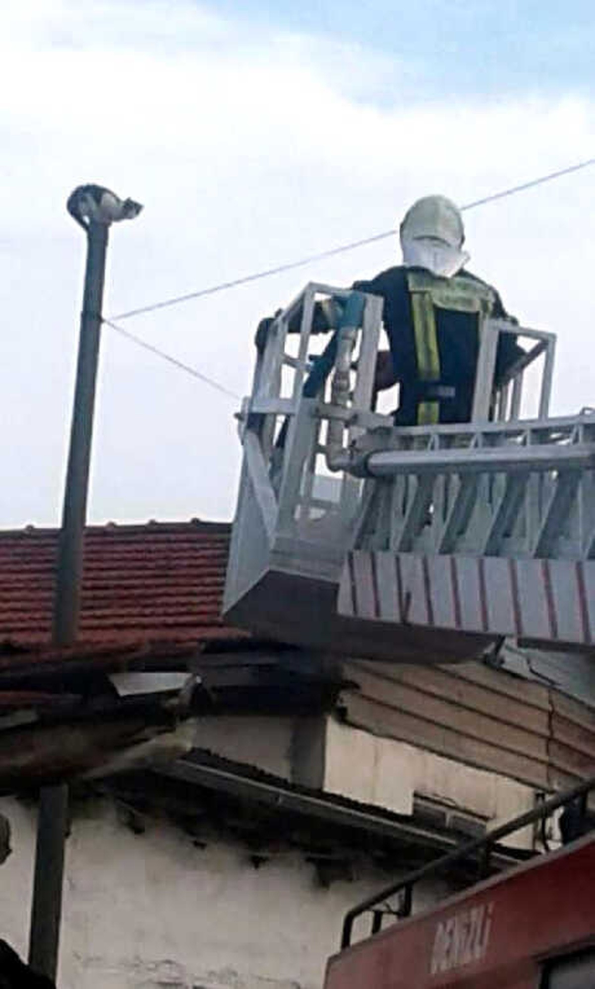 Kediyi Tırmandığı Telefon Direğinden İtfaiye Ekibi Kurtardı