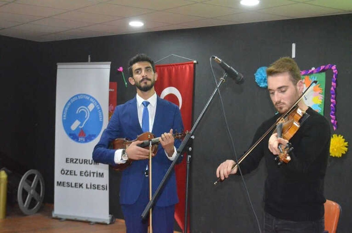 Kendi Gününde Sunuculuk Yaptı
