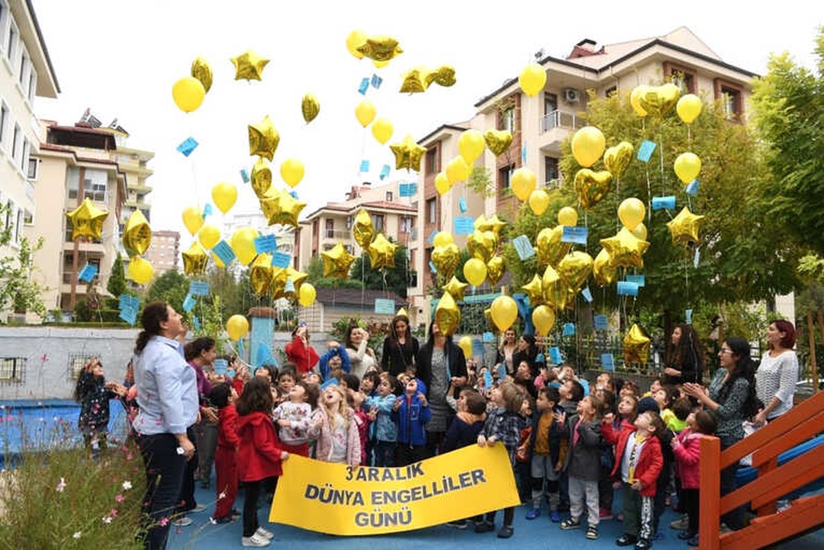 Küçük Elleriyle Büyük Yüreklere Dokundular