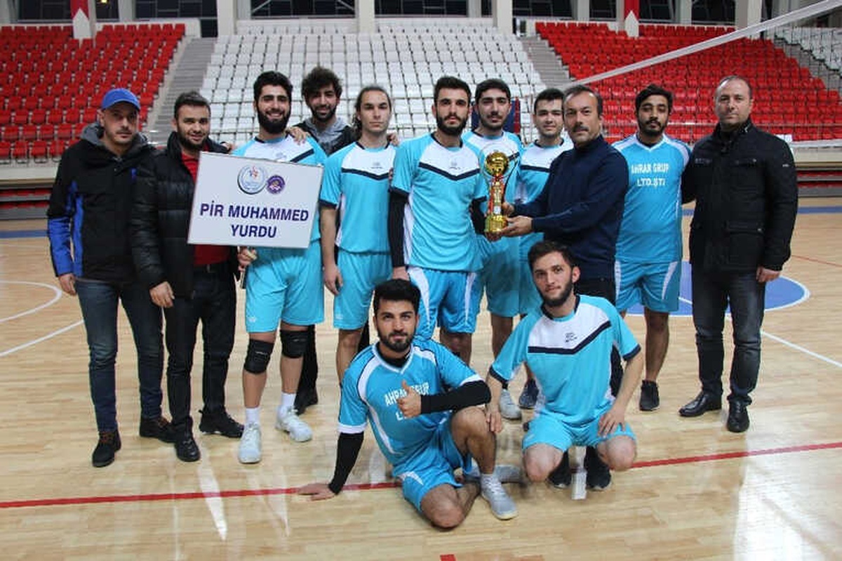 Kyk\'lı Gençler Voleybol Turnuvasında Yarıştı
