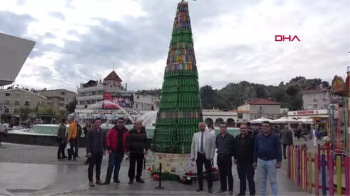 Muğla Farkındalık İçin Atık Malzemelerle Noel Ağacı Yapıldı