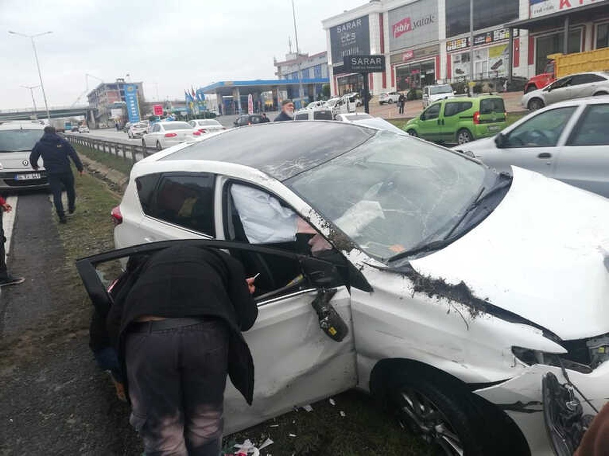 Okula Giden Kadın Öğretmen Bariyerlere Çarptı