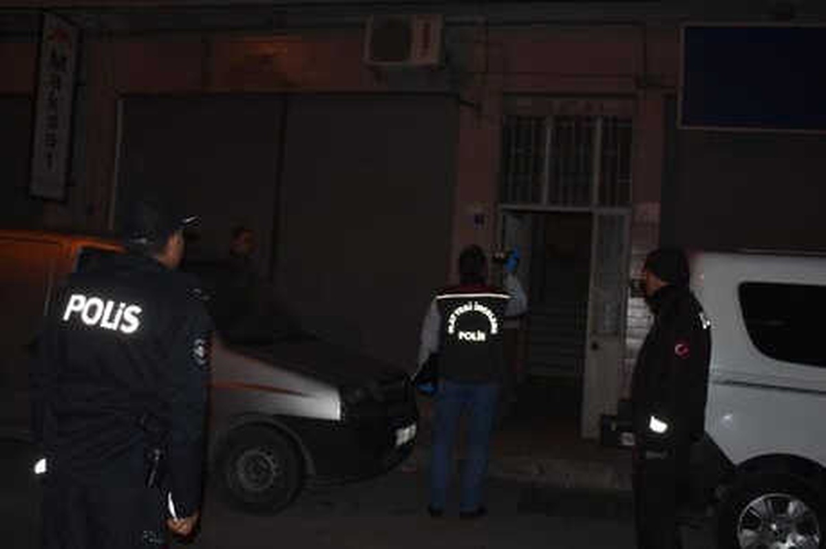 Önce Bileklerini Kesti, Sonra Av Tüfeği İle Kendini Vurdu