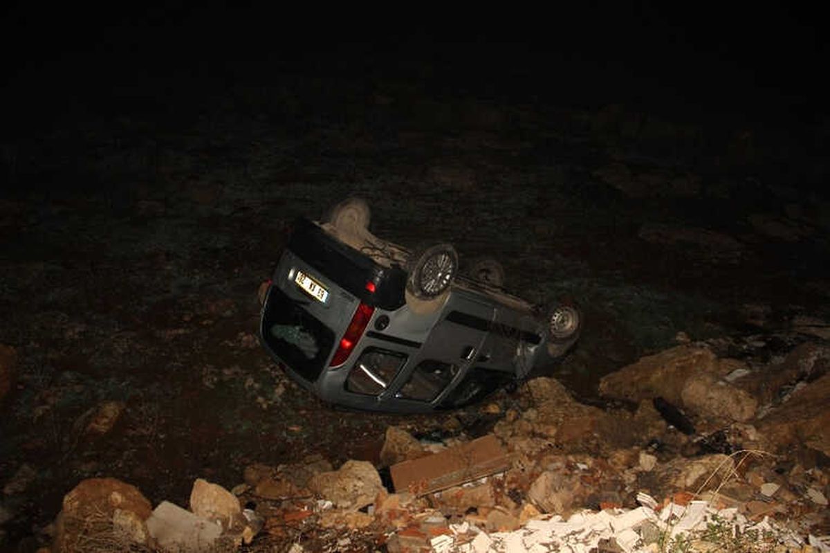 Otomobile Çarpıp Şarampole Uçtu