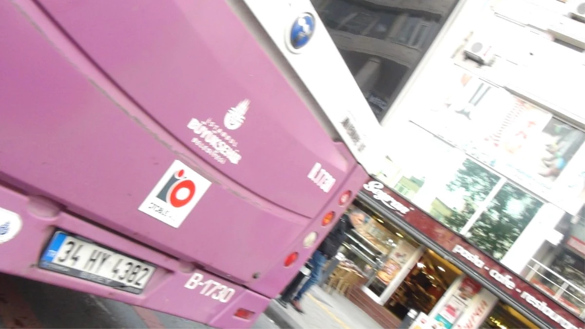 Fatih\'te Temizlik Aracı Belediye Otobüsüne Çarptı