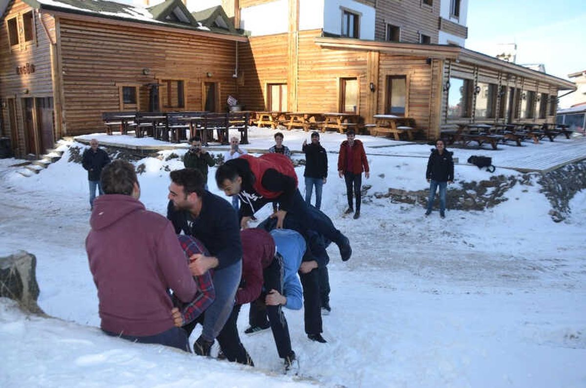 Uludağ\'da Eksi 5 Derece Uzun Eşek Oynadılar