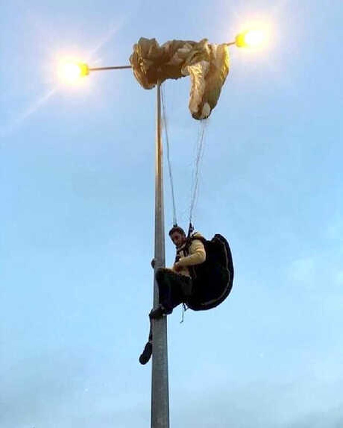 Pisti Iskalayan Paraşütçü, Aydınlatma Direğine Takıldı