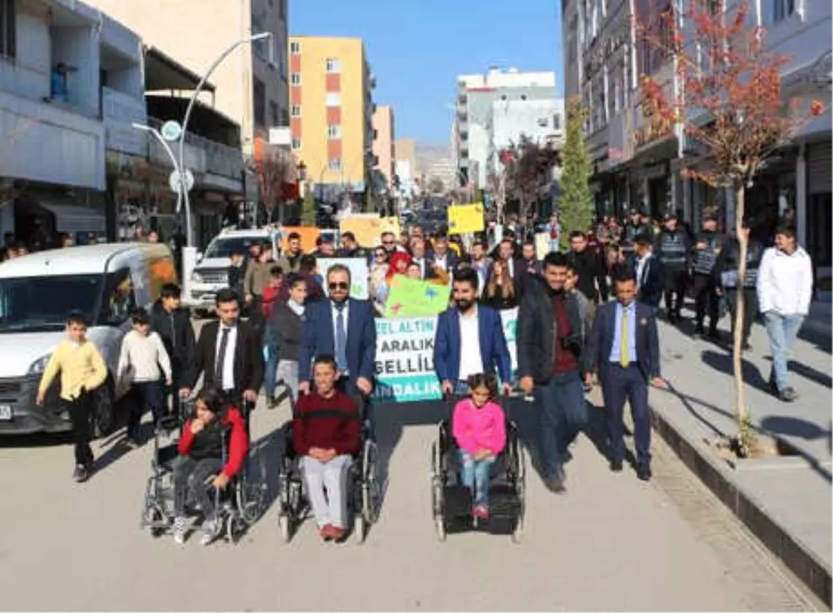Silopi\'de, \'Dünya Engelliler Günü\'nde Farkındalık Yürüyüşü