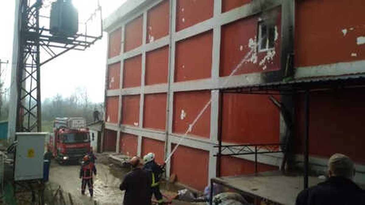 Yangında İşçiler Satışa Hazır Mobilyaları Kurtarmaya Çalıştı