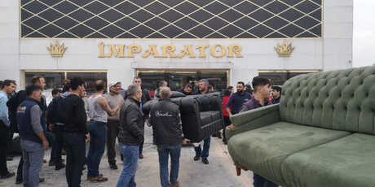 Yangında İşçiler, Satışa Hazır Mobilyaları Kurtarmaya Çalıştı (2)