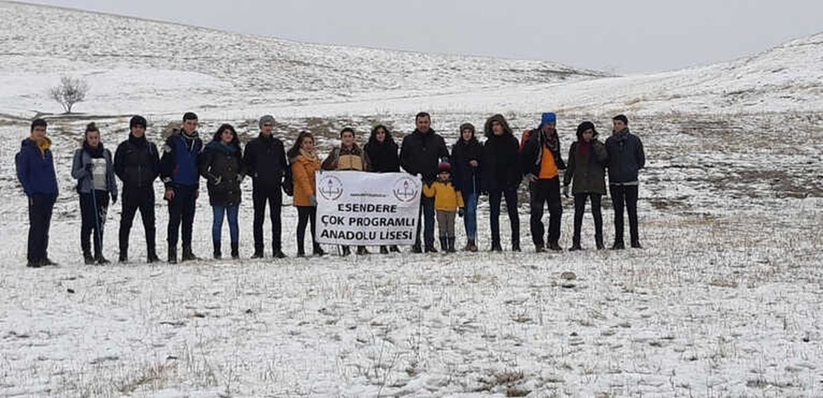 Yüksekovalı Öğretmen ve Öğrencilerden Doğa Yürüyüşü