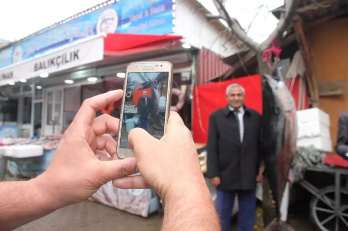 2 Metrelik Orkinos ve Kılıç Balığını Gören Fotoğraf Çektiriyor