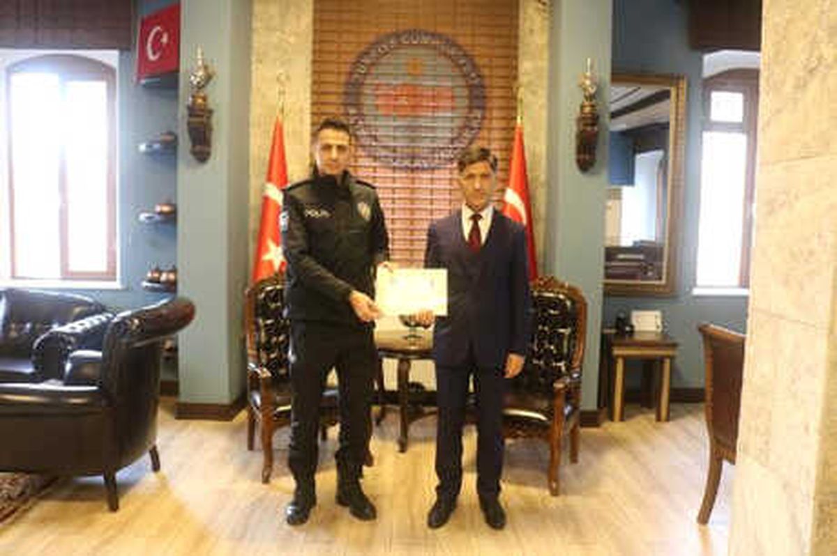 Balkondan Atlayan Kadını Kurtaran Polislere Ödül