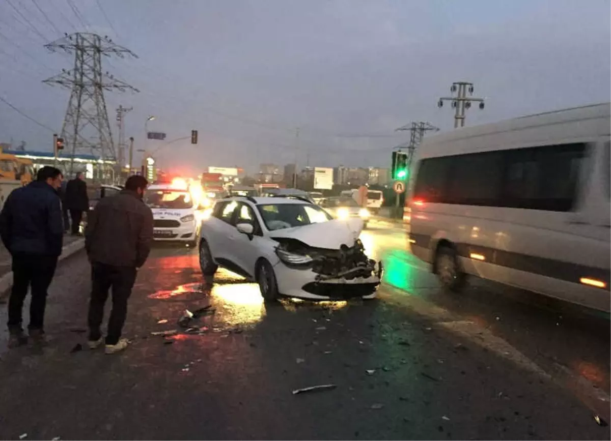 Beton Mikserine Arkadan Çarpan Otomobilde 2 Kişi Yaralandı