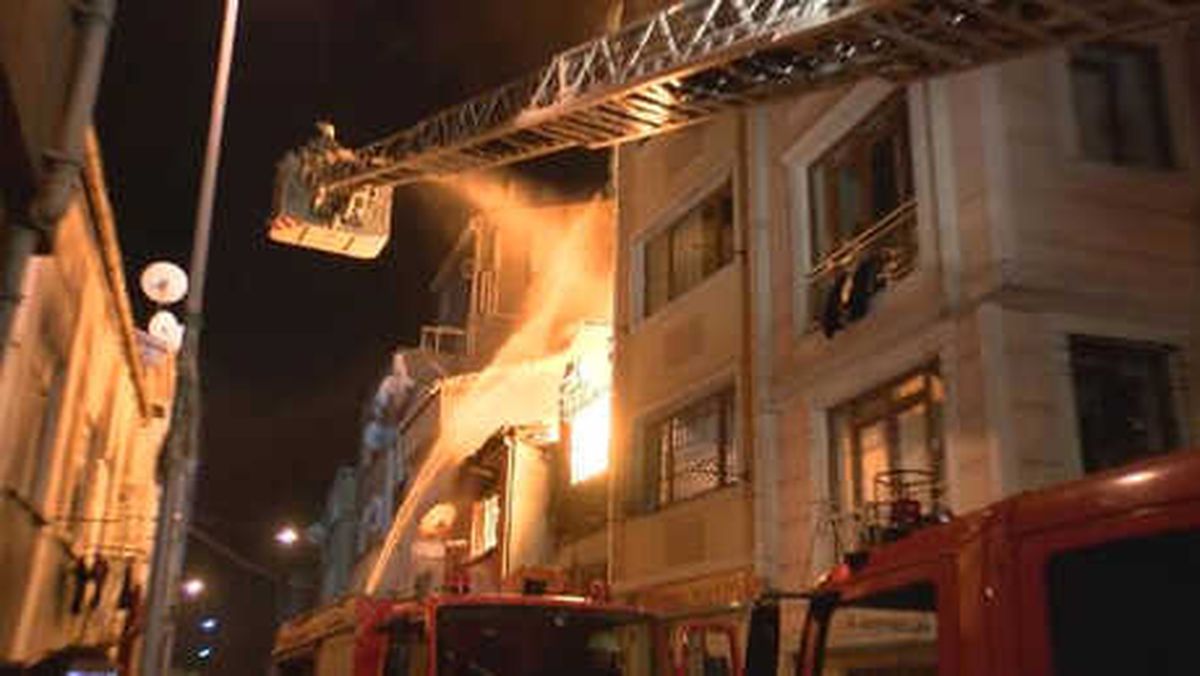 Beyoğlu\'nda 3 Katlı Bina Alev Alev Yandı