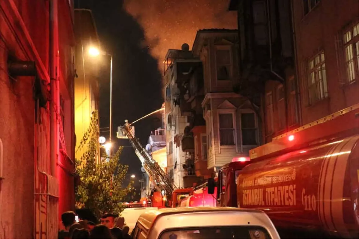 Beyoğlu\'nda Evler Alev Alev Yandı, 3 Kişi Etkilendi