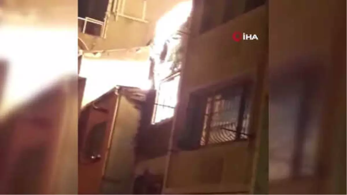 Beyoğlu\'nda İki Katlı Bina Alev Alev Yandı