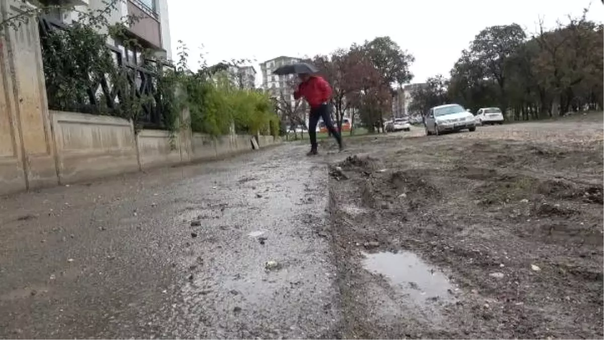 Binlerce Vatandaşın Oturduğu Mahalleye Yol Yok