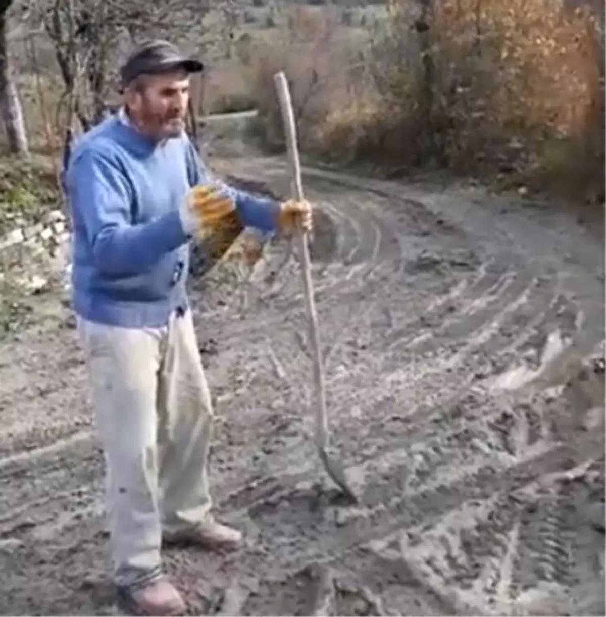 Çamur İçindeki Yol İçin Yetkililere Sosyal Medyadan Seslendi