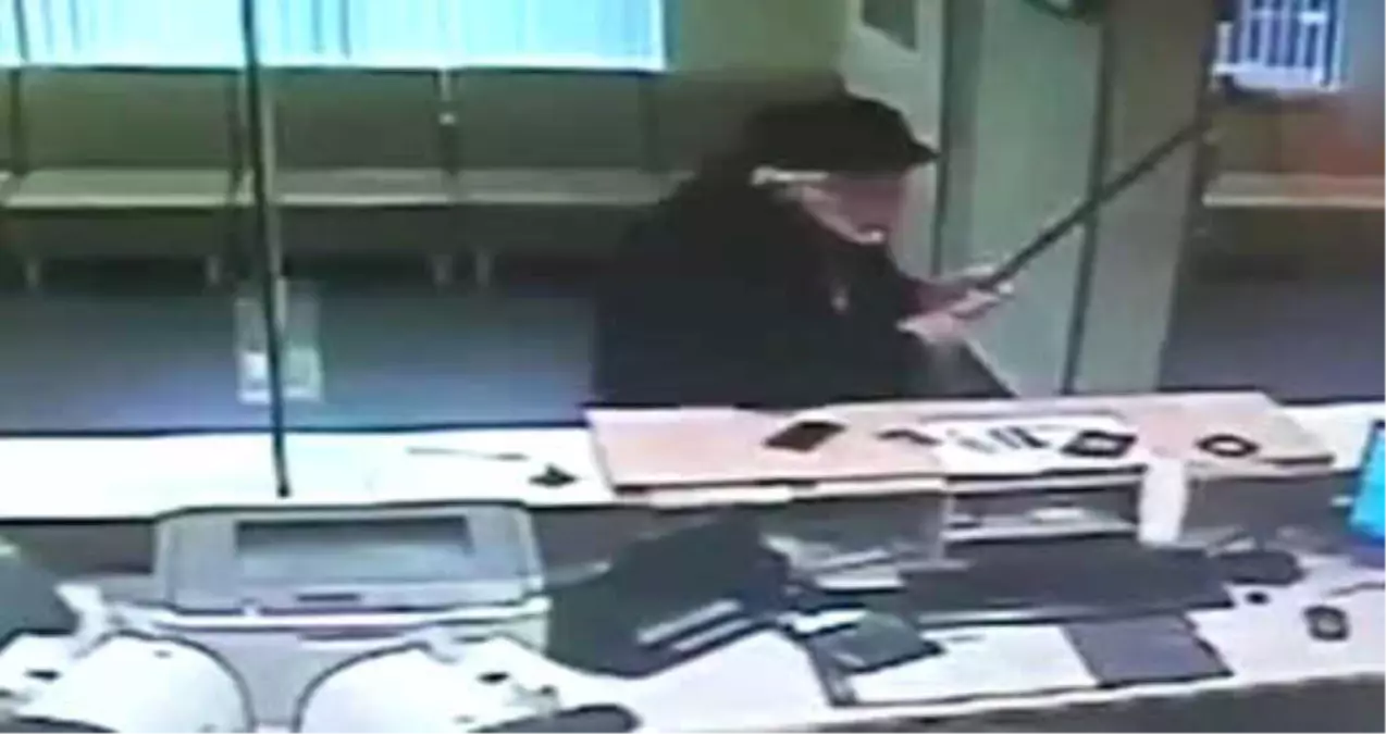 Emekli Maaşını Çekemeyen Yaşlı Adam Bastonuyla Bankayı Bastı