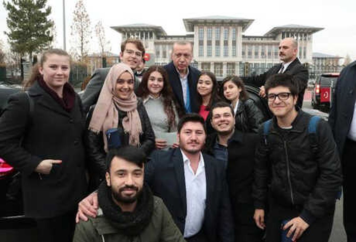 Erdoğan, 15 Temmuz Şehitleri Anıtını Ziyaret Eden Adanalı Öğrencileri Konuta Davet Etti