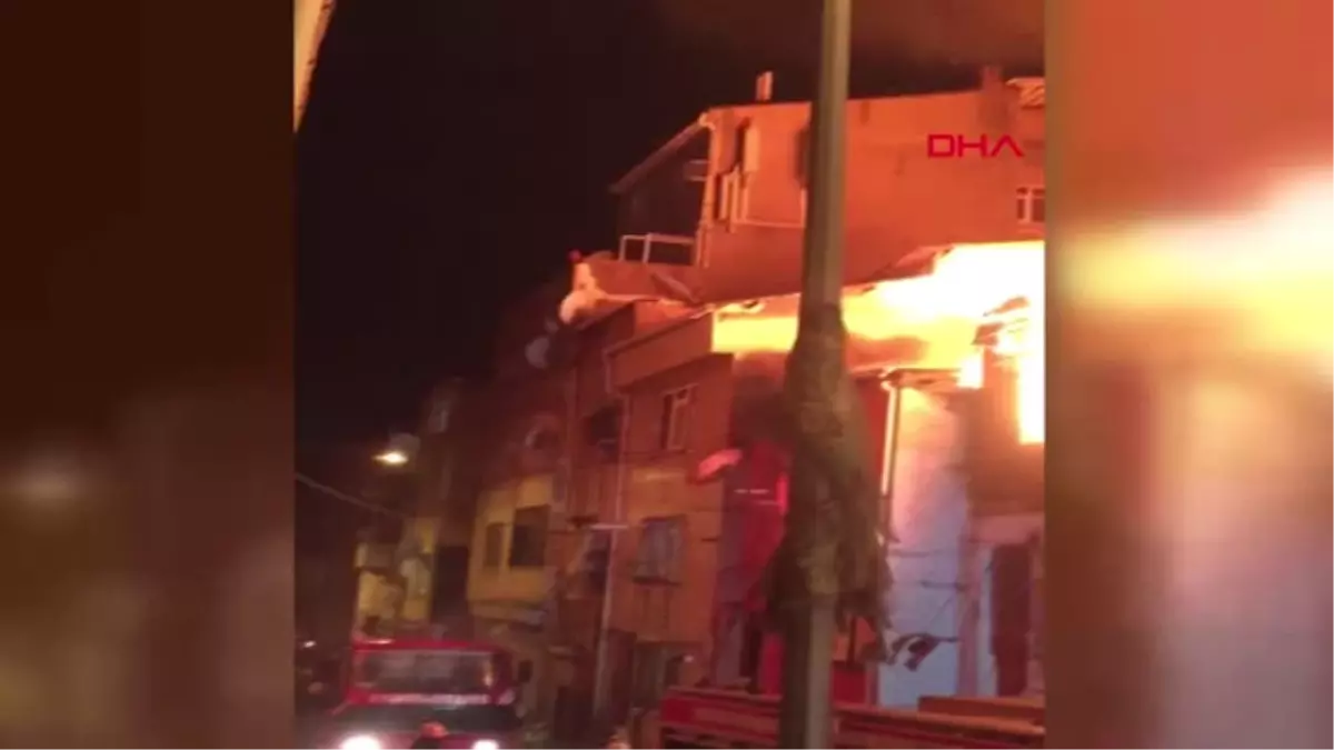 İstanbul Beyoğlu\'nda 3 Katlı Bina Alev Alev Yandı