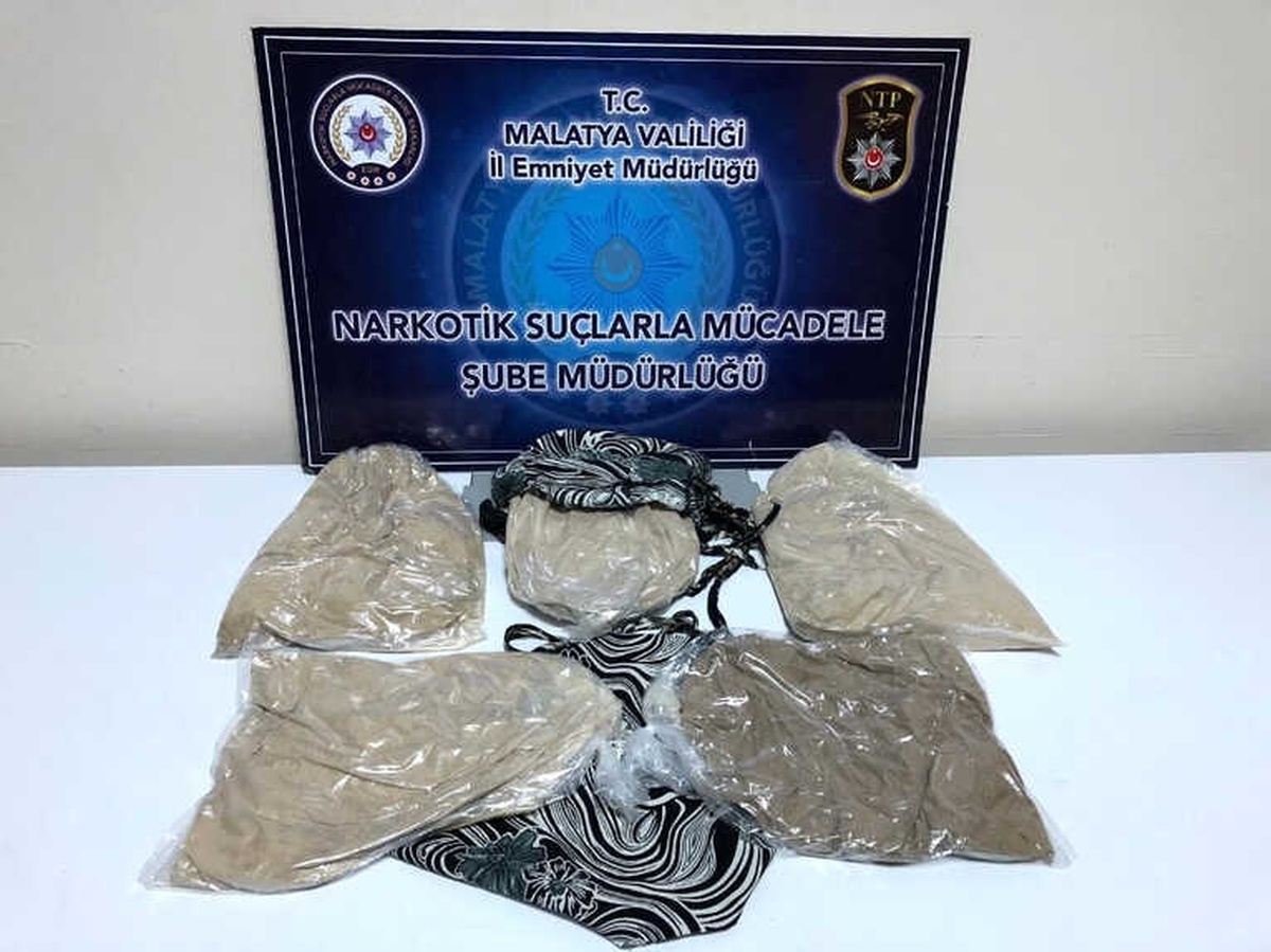 Kadının Vücuduna Sardığı 4 Kilo Eroin Ele Geçirildi