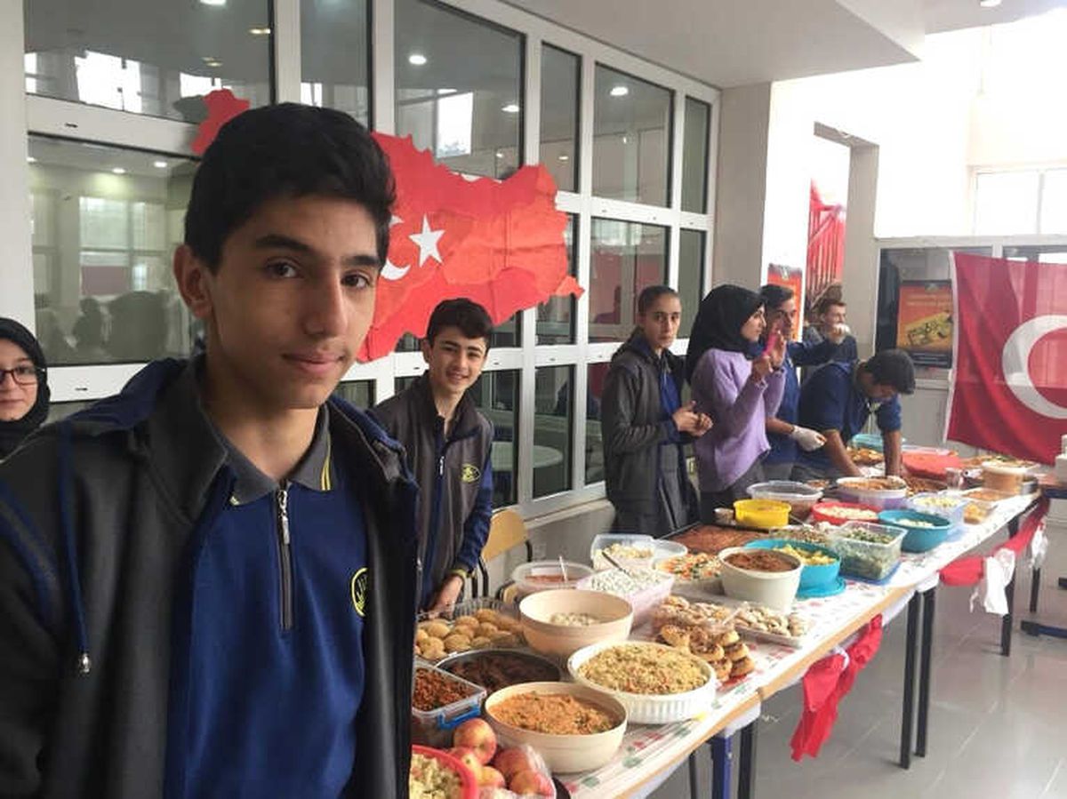 Lise Öğrencileri Engelliler İçin Kermes Açtı