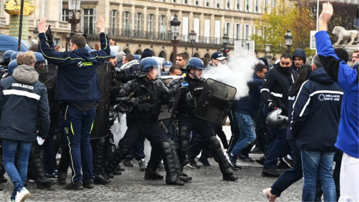 Macron\'dan Protestolarda Görevli Polislere Özel Prim