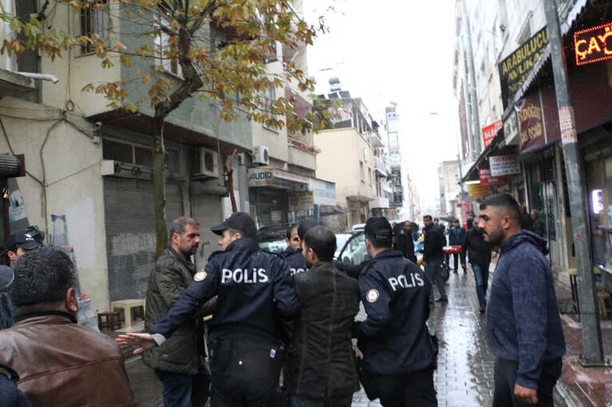 Mersin Adliyesi Önünde Bıçaklı Kavga: 1\'i Ağır 3 Yaralı