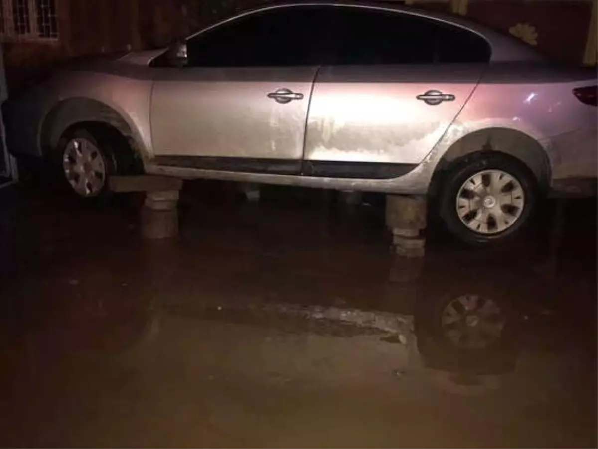 Otomobilini Sel Sularından Korumak İçin Bunu Yaptı
