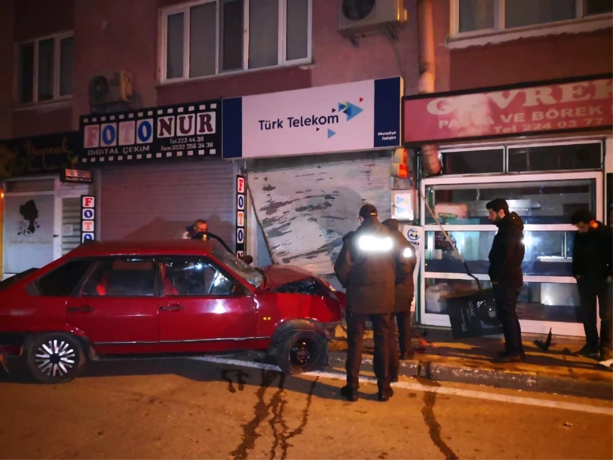 Bursa\'da Kontrolünü Kaybeden Otomobil Dükkana Daldı