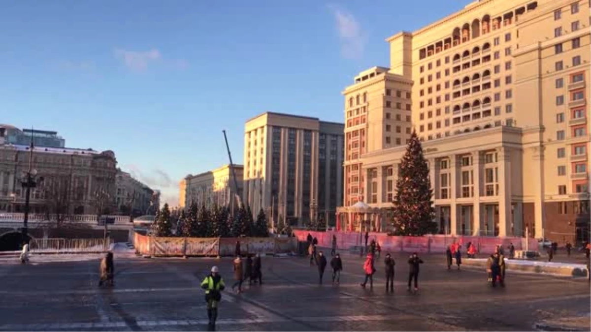 Rusya\'da Kış Hayatı Durma Noktasına Getirdi