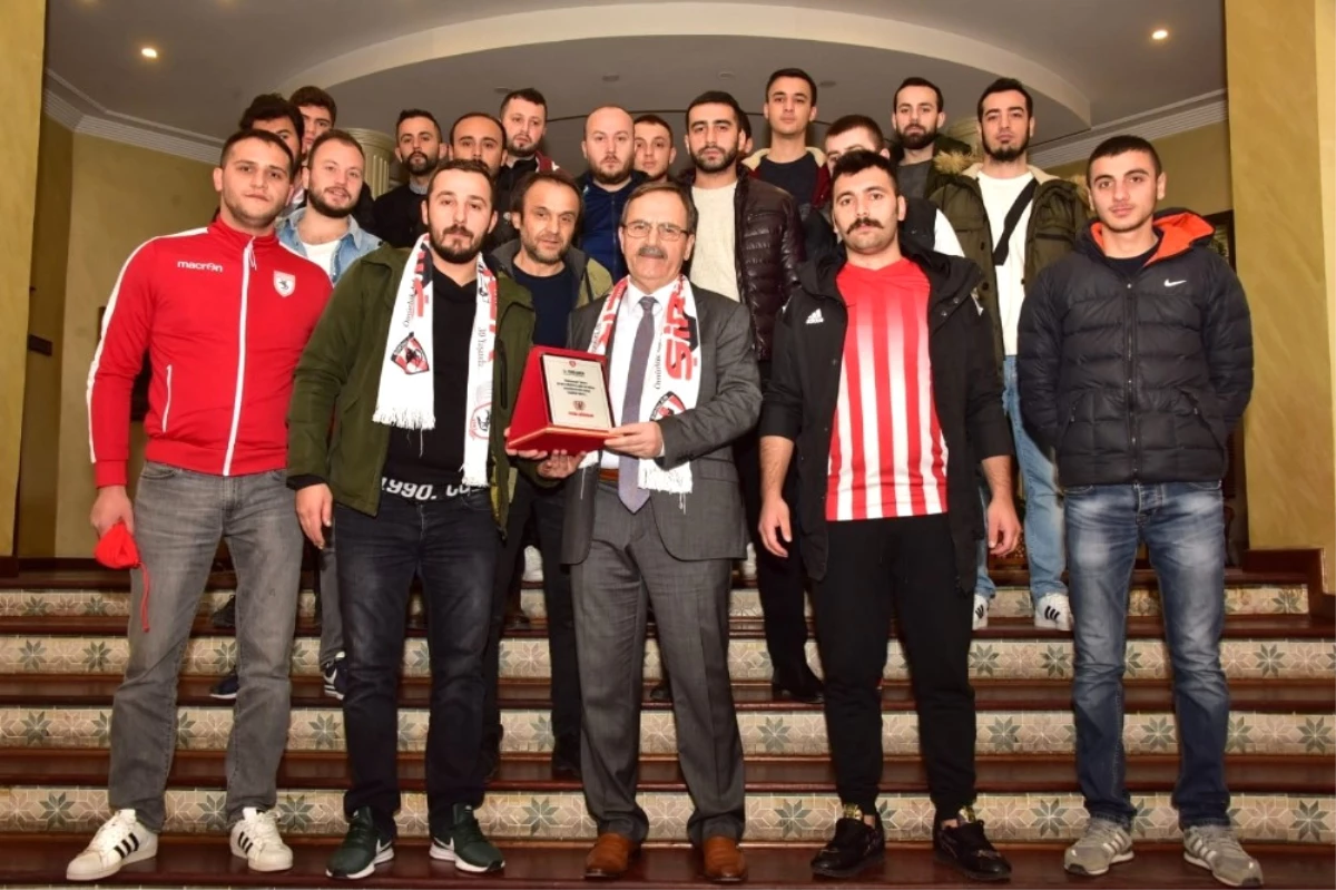 Samsunspor Taraftarından Zihni Şahin\'e Plaket