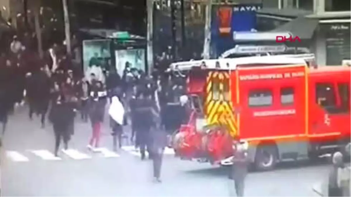 Sarı Yeleklilerin İtfaiye Aracına Müdahalesi Güvenlik Kamerasında