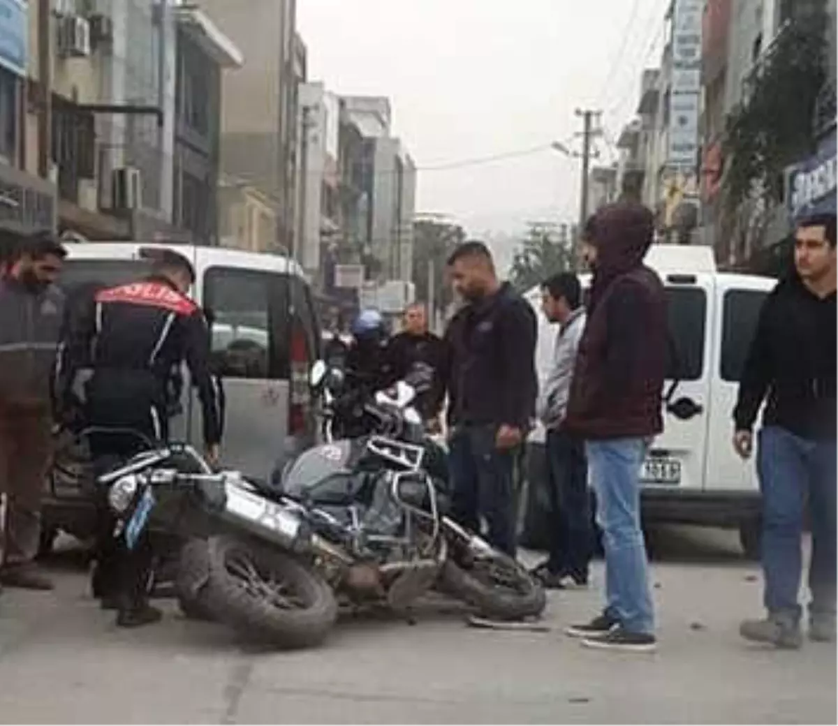 Ticari Araç Yunus Ekibine Çarptı: 2 Polis Yaralandı