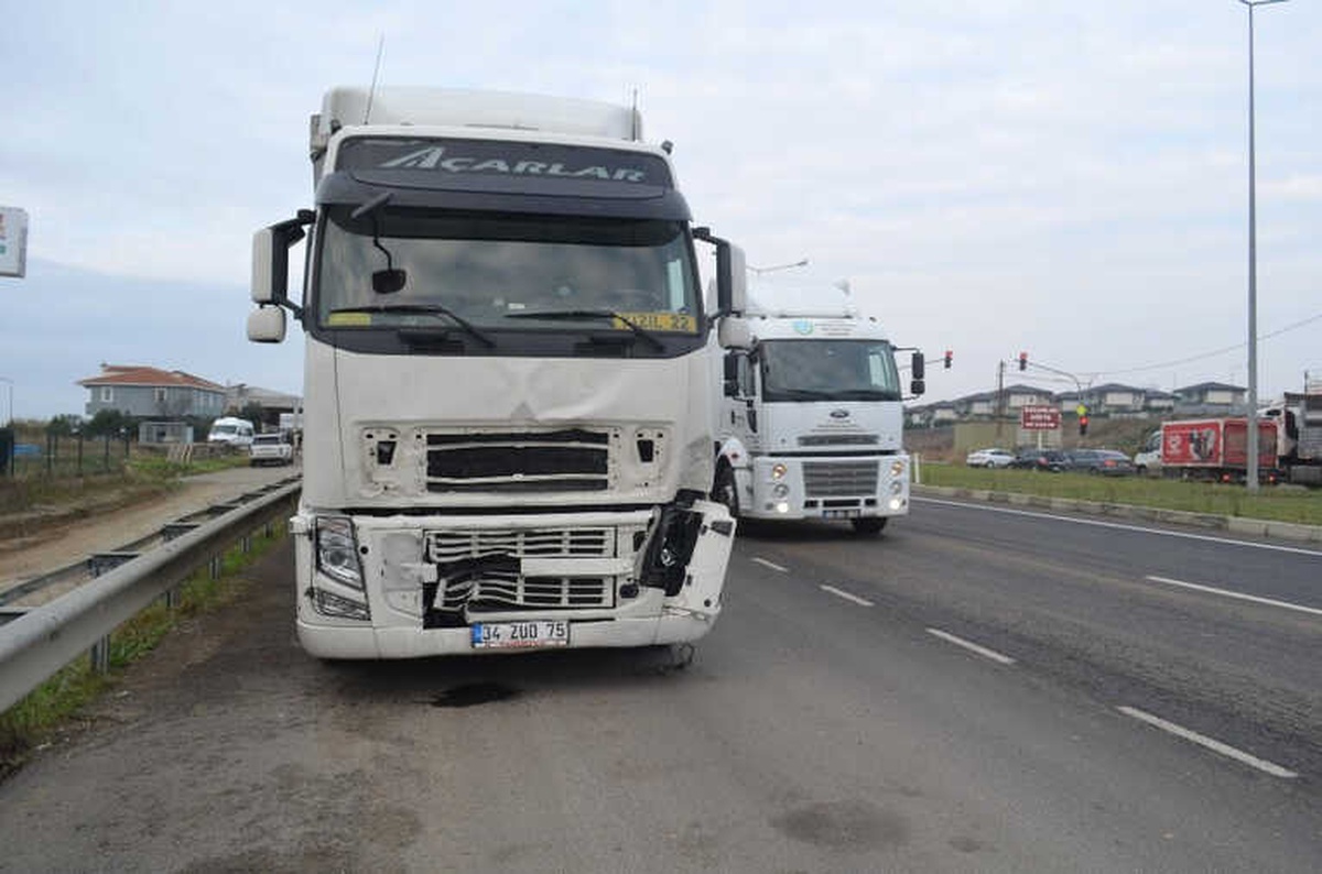 Tır Kırmızı Işıktaki Araçları Biçti: 10 Yaralı