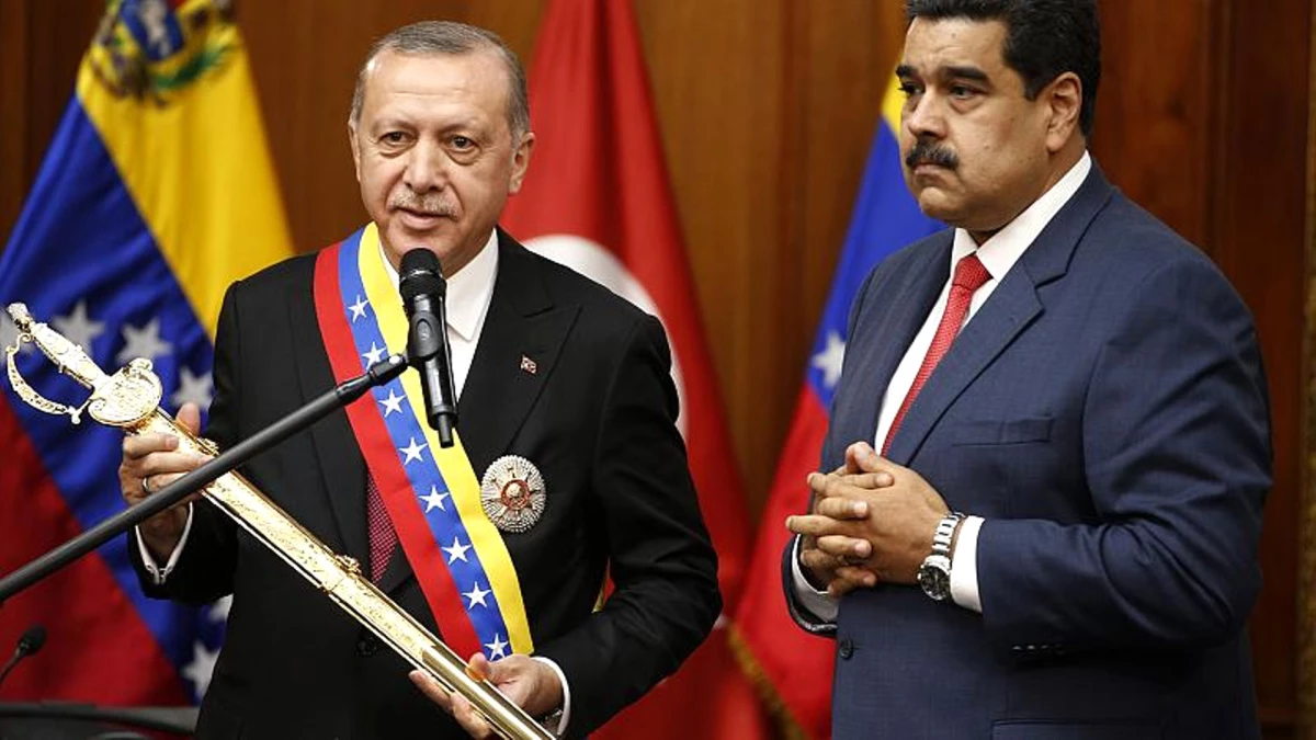 Video | Erdoğan\'a Kılıç Hediye Eden Venezuela Lideri: Ertuğrul Dizisini Çok Seviyoruz