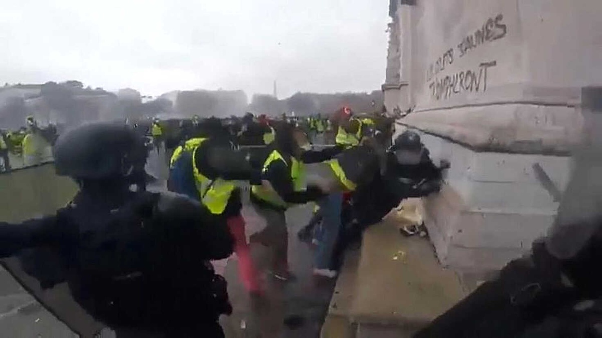 Video | Sarı Yelekliler\'in Güvenlik Güçlerine Saldırı Anı Polis Kamerasında