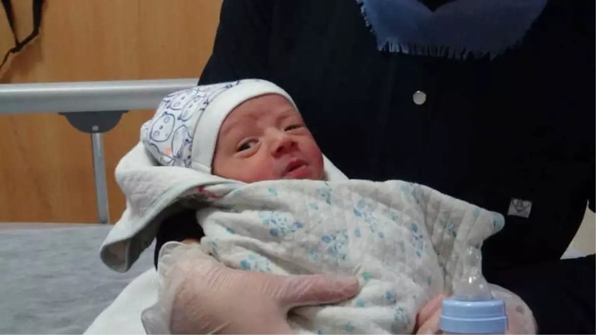 Yeni Doğmuş Bebek Yol Kenarında Bulundu