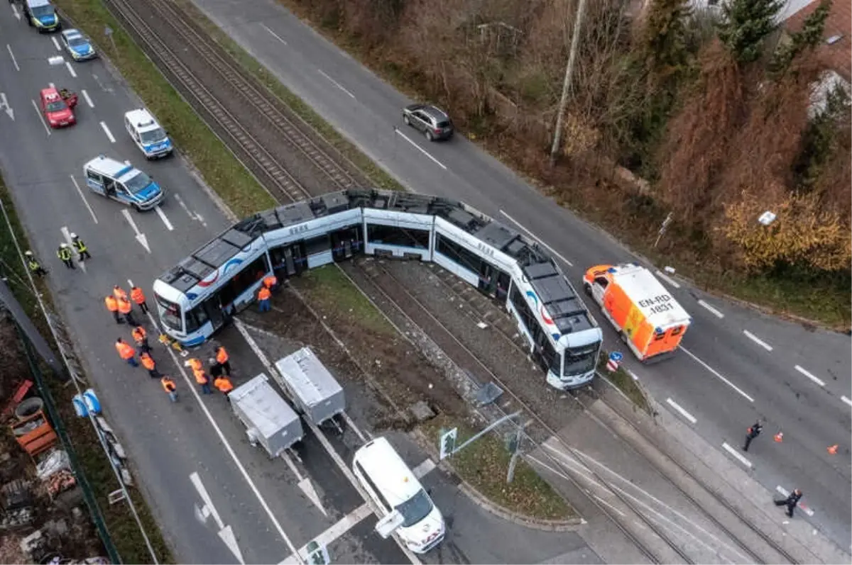 Almanya\'da Kamyon ile Tramvay Çarpıştı