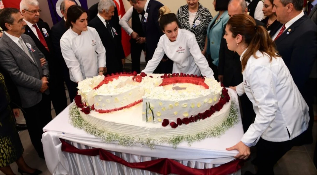 Anadolu Üniversitesi Öğrencilerinden 60\'ıncı Yıla Özel Pasta