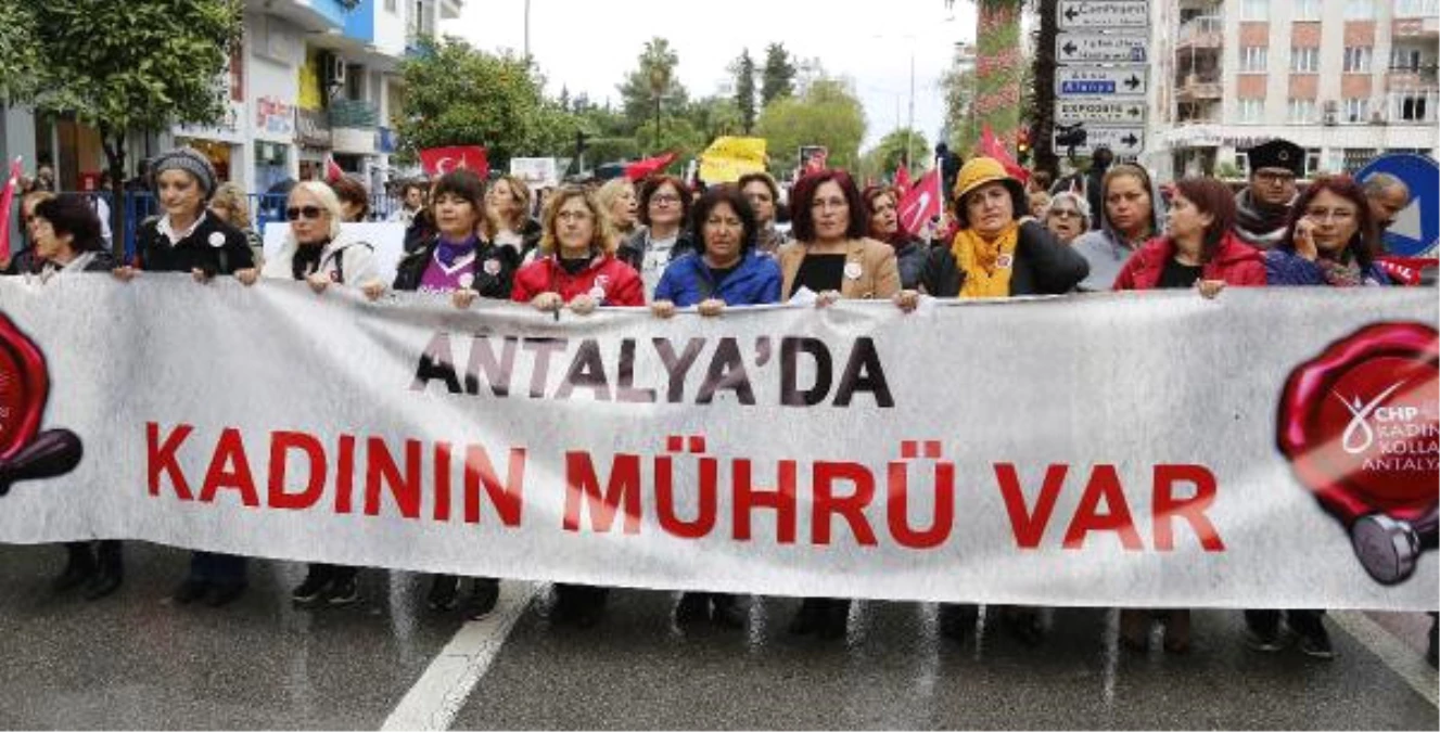 Antalya\'da Kadınlar Hakları İçin Yürüdü